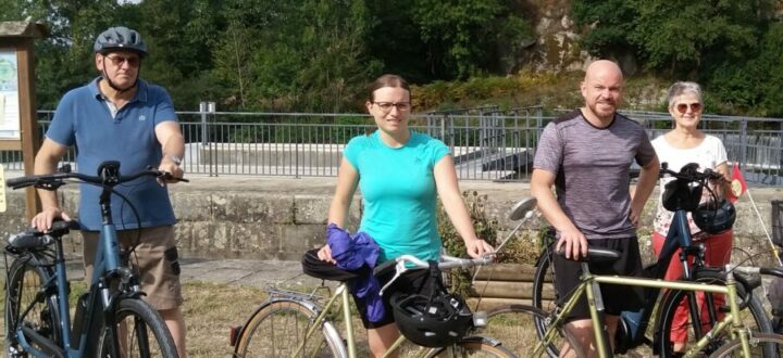 famille à vélo